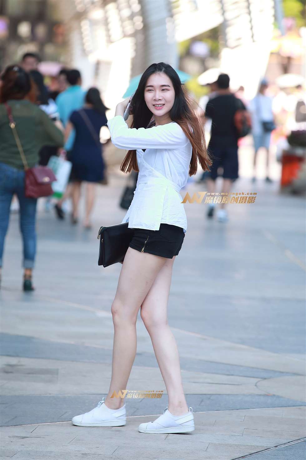 图片[2]-热裤，美腿，运动鞋-街拍流行馆