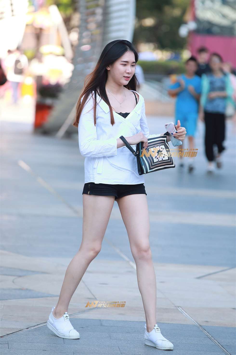 图片[1]-热裤，美腿，运动鞋-街拍流行馆
