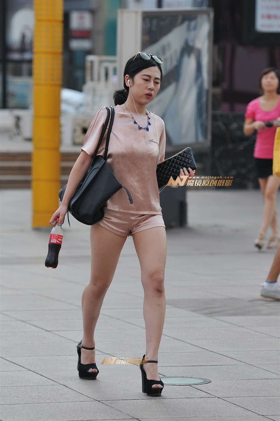 图片[1]-肉色紧身热裤少妇-街拍流行馆