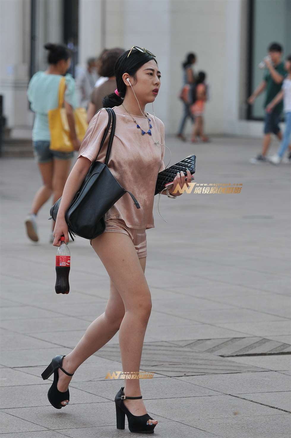 图片[5]-肉色紧身热裤少妇-街拍流行馆