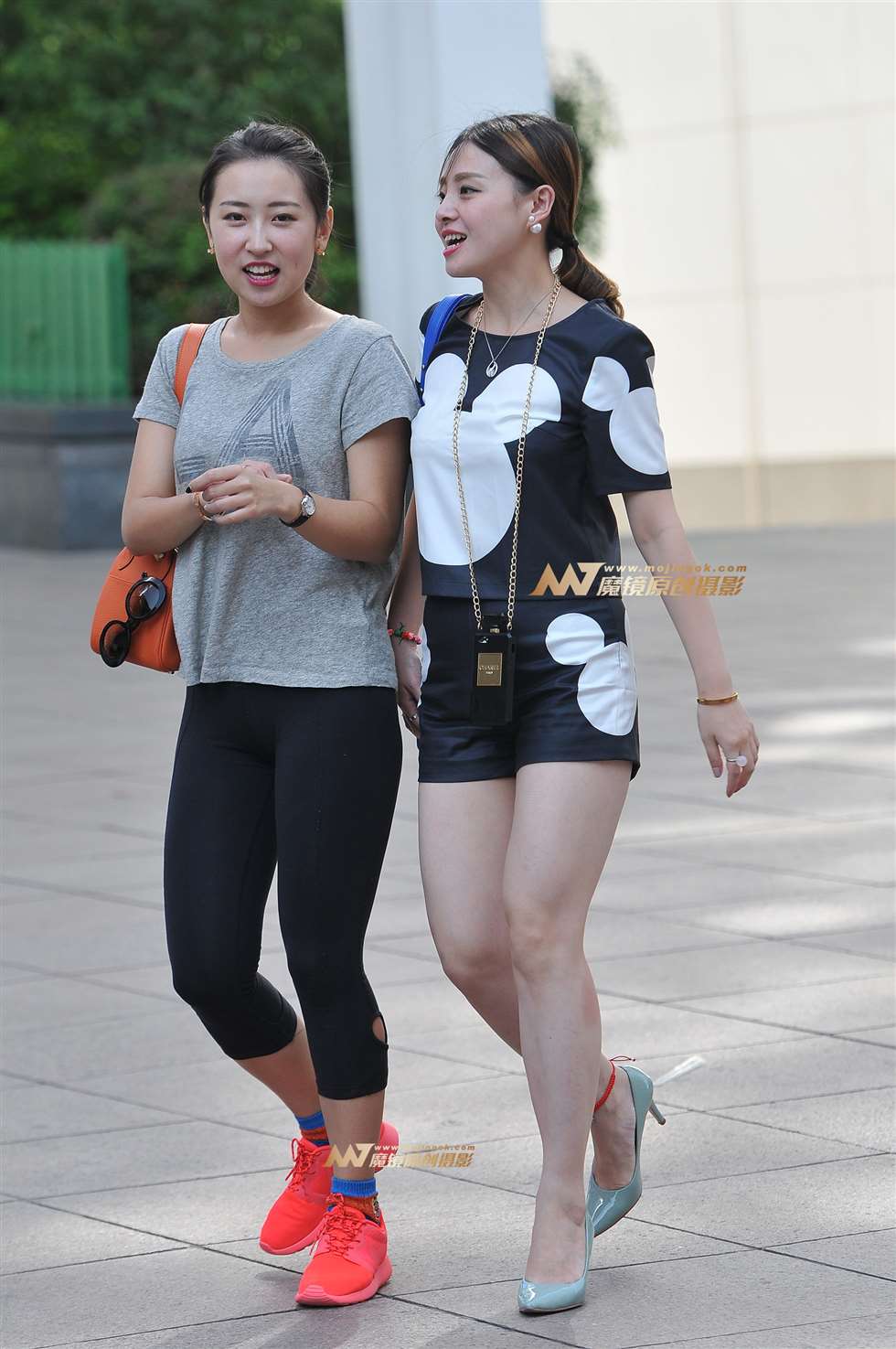 图片[1]-黑色瑜伽裤和紧致短裤美腿少妇-街拍流行馆