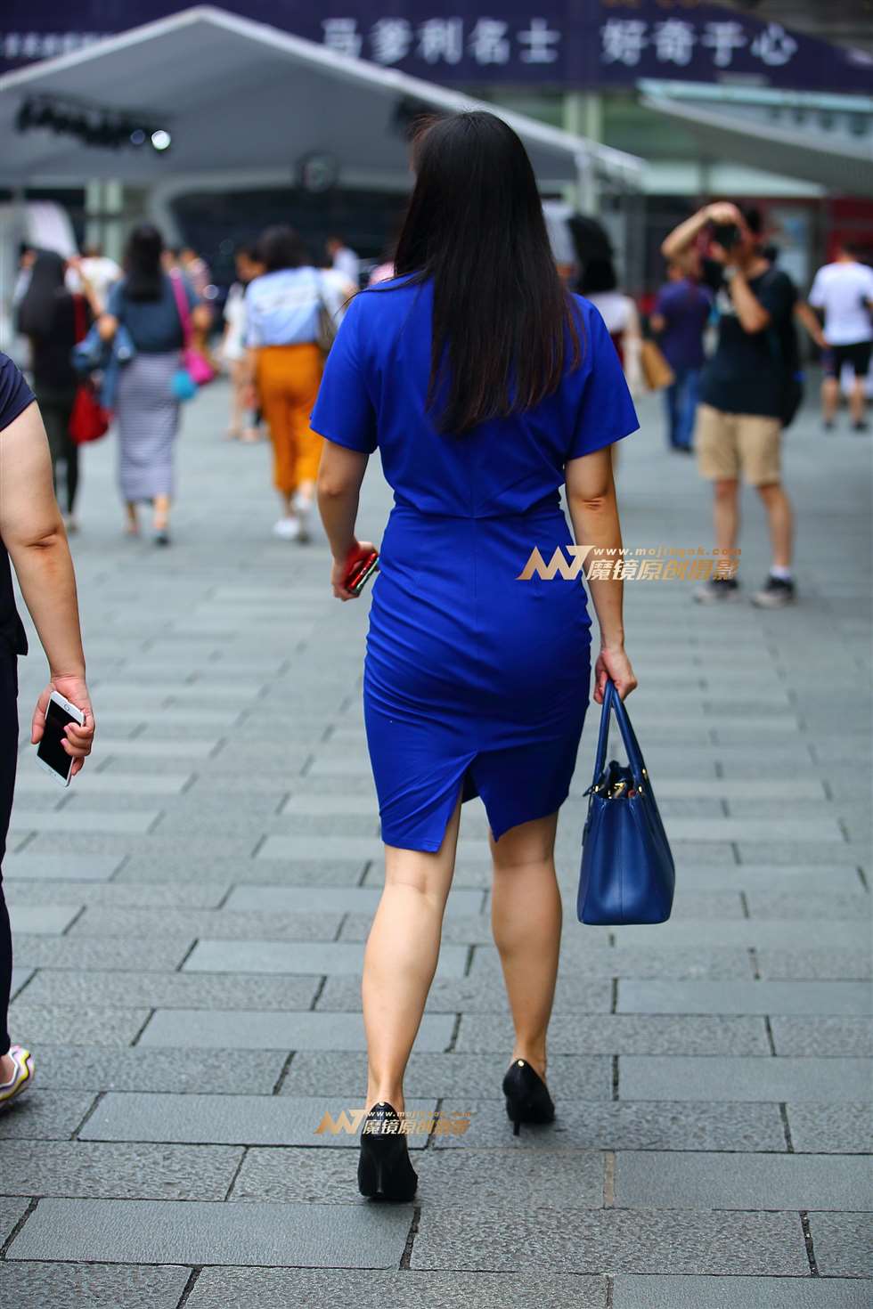 图片[5]-蓝色紧身连衣裙熟女-街拍流行馆