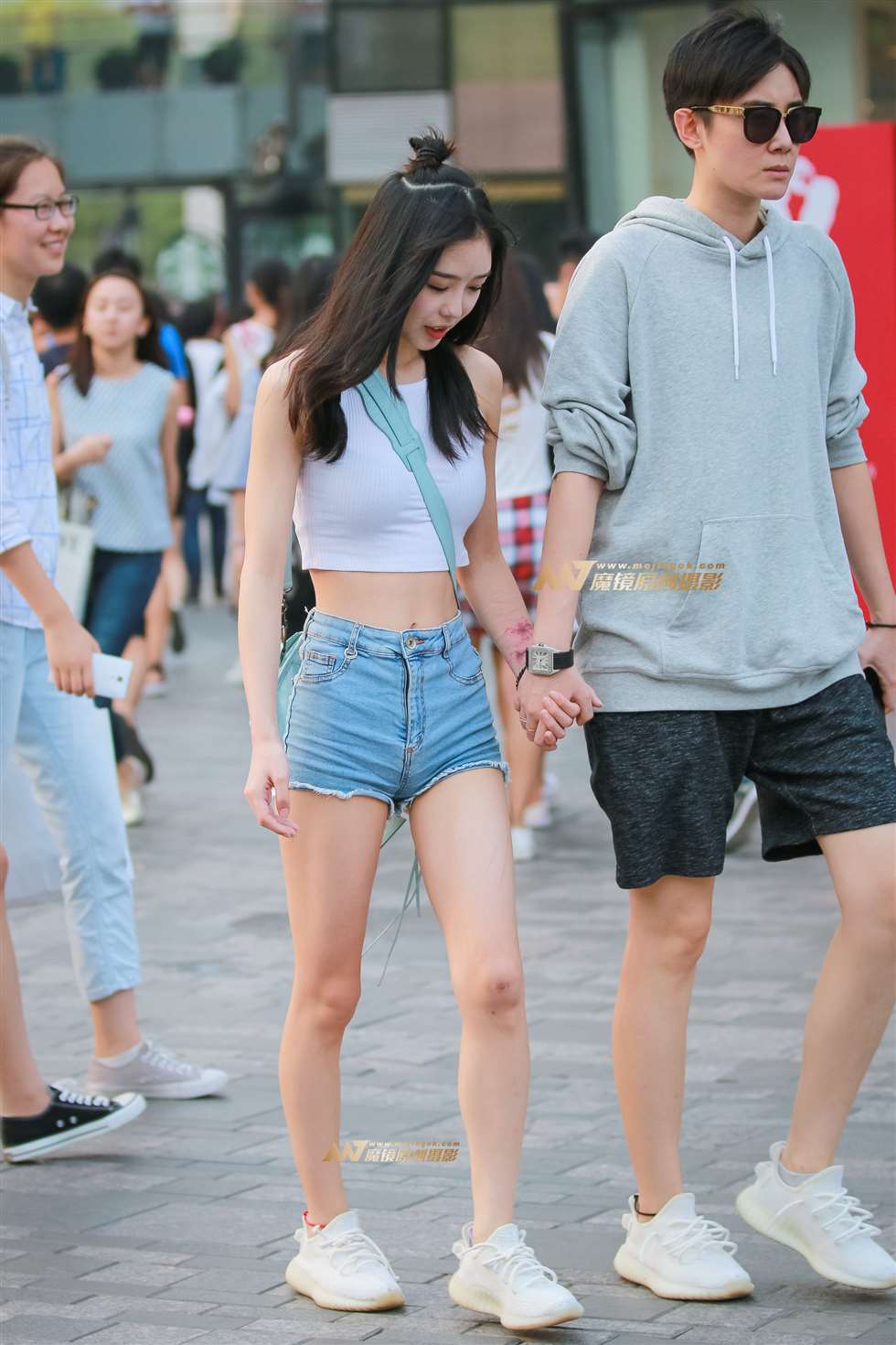 图片[1]-甜美女友 肤白腰细很可爱-街拍流行馆