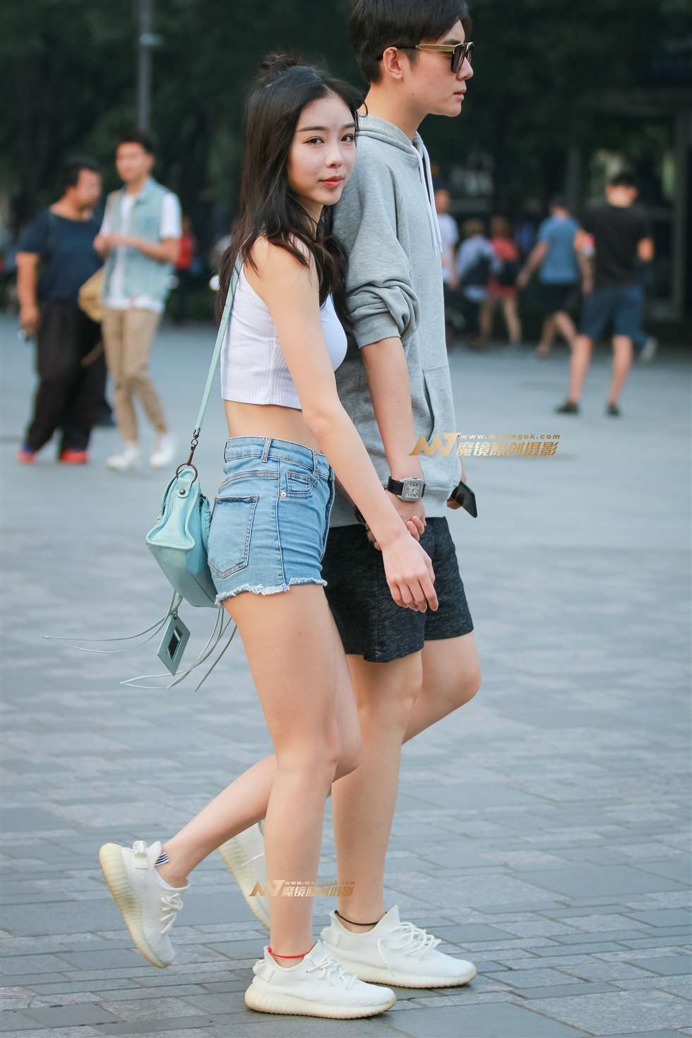 图片[2]-甜美女友 肤白腰细很可爱-街拍流行馆