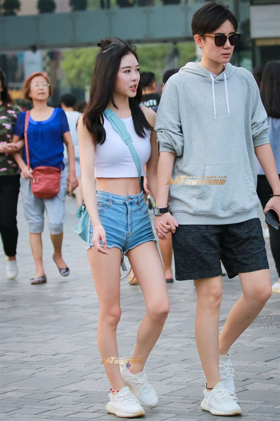 图片[3]-甜美女友 肤白腰细很可爱-街拍流行馆