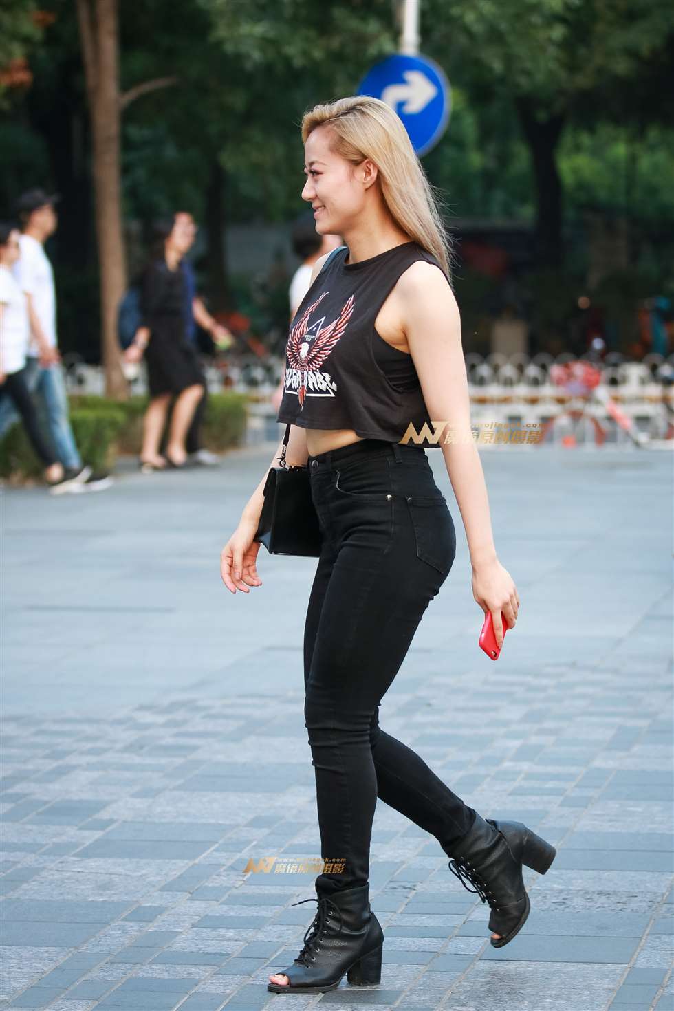 图片[1]-紧身翘臀美少妇 有一些韵味-街拍流行馆