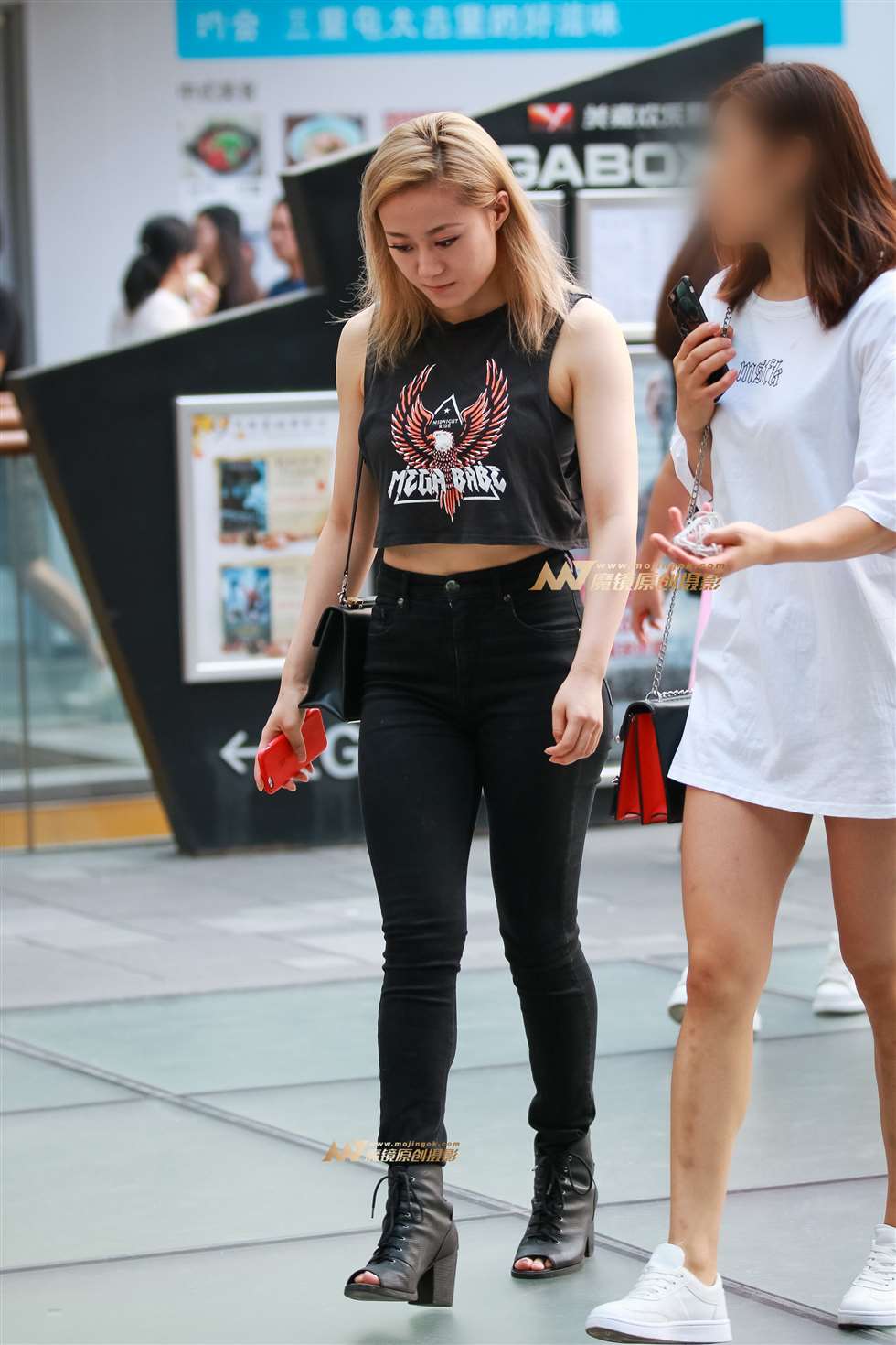 图片[5]-紧身翘臀美少妇 有一些韵味-街拍流行馆