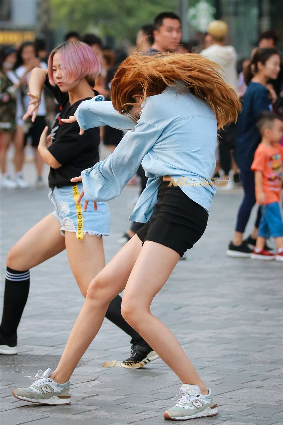 图片[5]-街上跳舞的阳光女孩 ,活力无限-街拍流行馆
