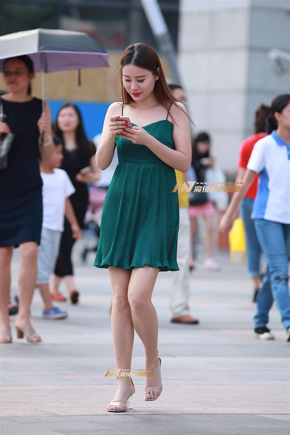 图片[1]-吊带连衣裙，裸腿，凉高-街拍流行馆