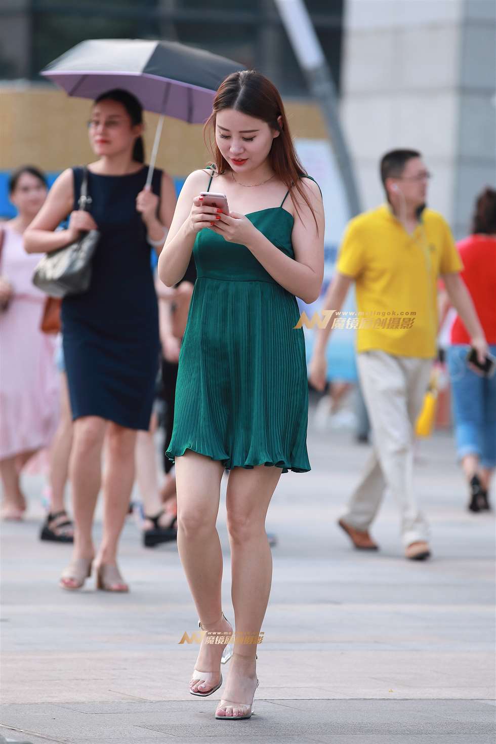 图片[5]-吊带连衣裙，裸腿，凉高-街拍流行馆