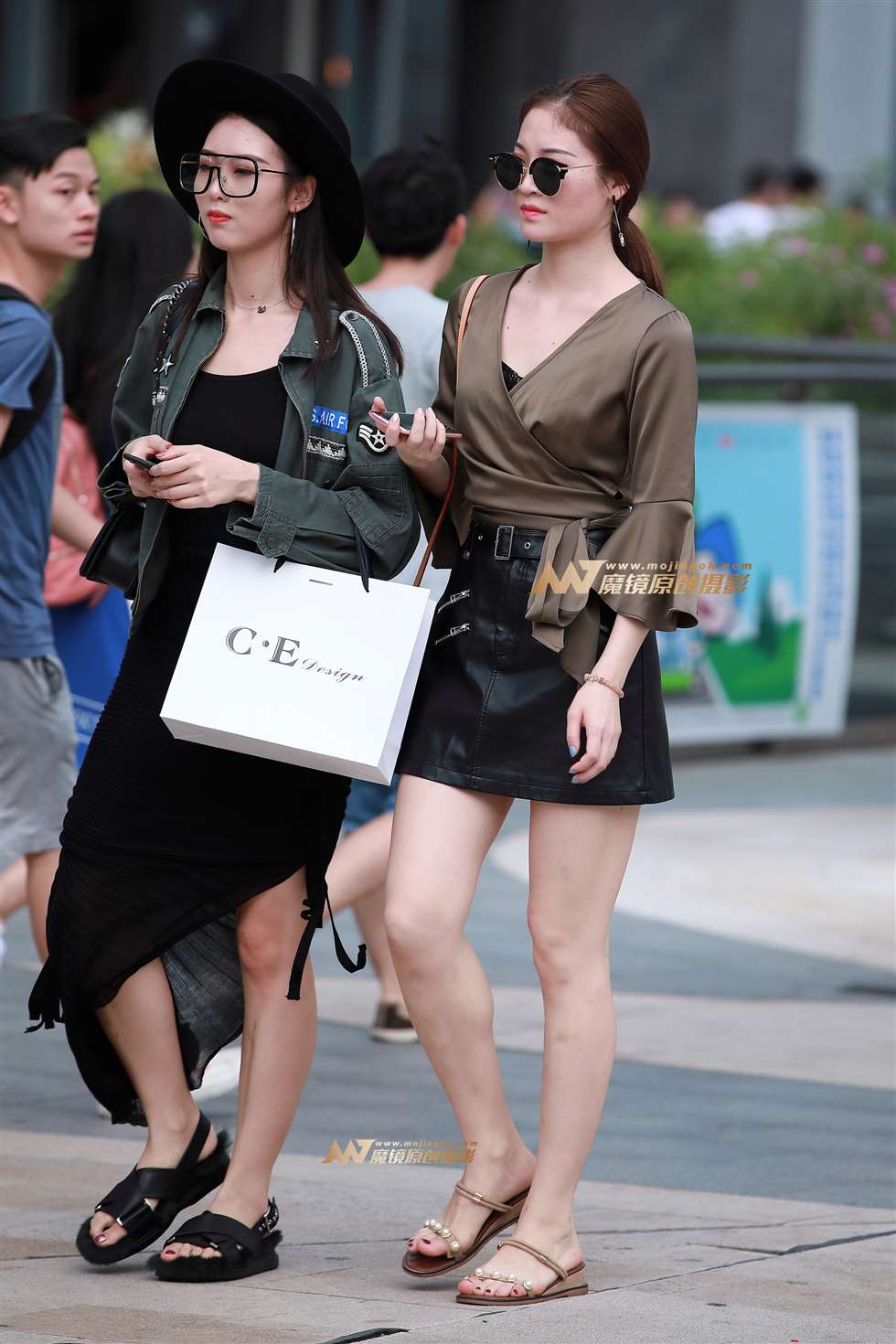图片[1]-短裙，裸腿，凉拖-街拍流行馆