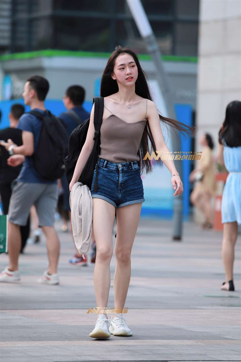 图片[3]-热裤，长腿，小吊带-街拍流行馆