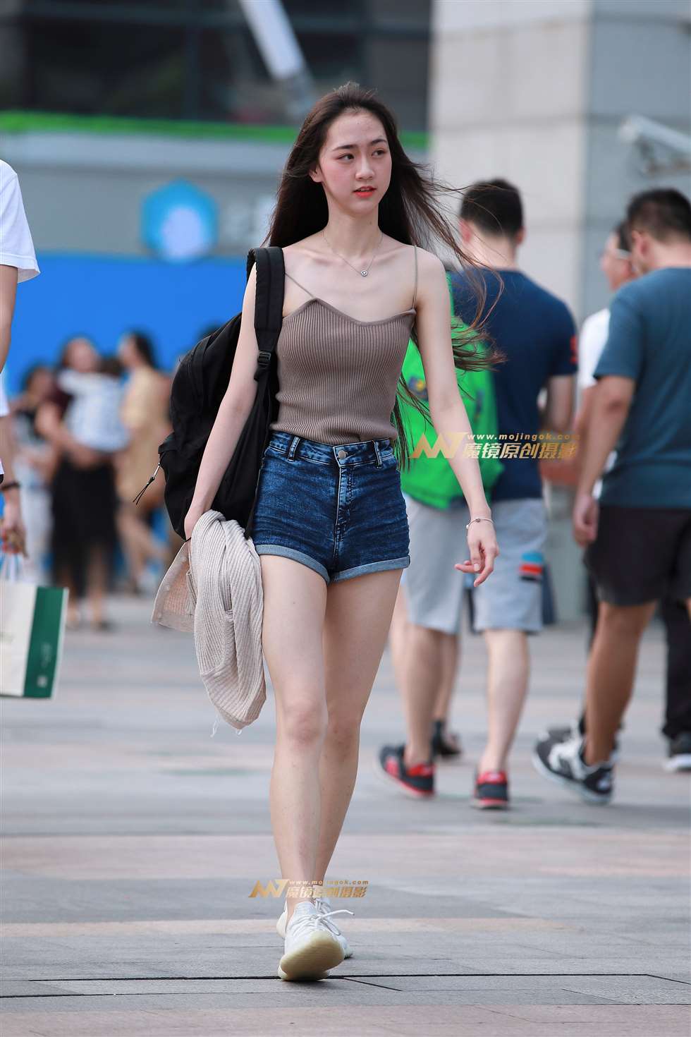 图片[1]-热裤，长腿，小吊带-街拍流行馆