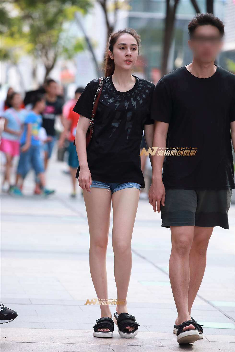 图片[1]-热裤，美腿，拖鞋-街拍流行馆