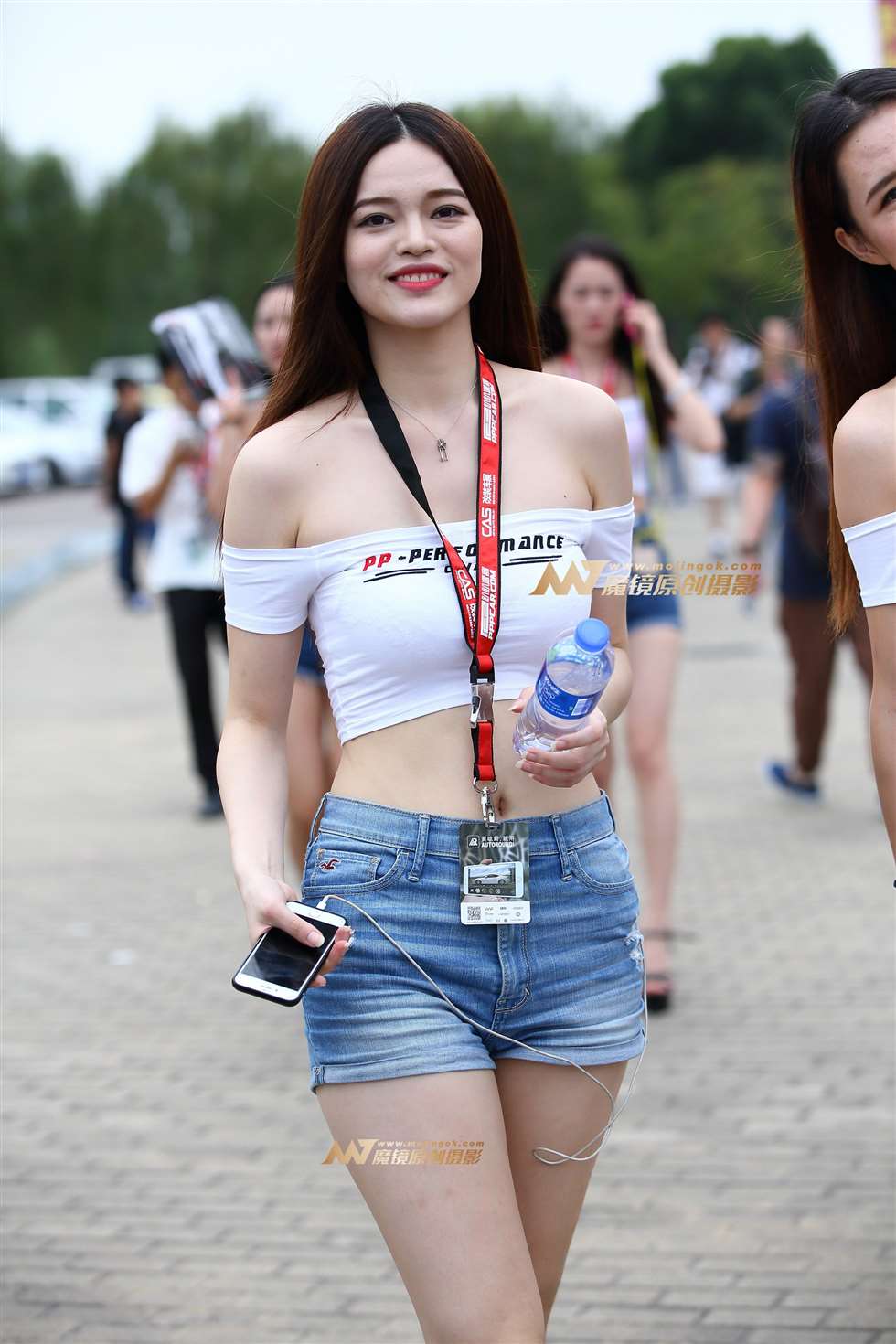 图片[5]-白衣色抹胸热裤少女-街拍流行馆