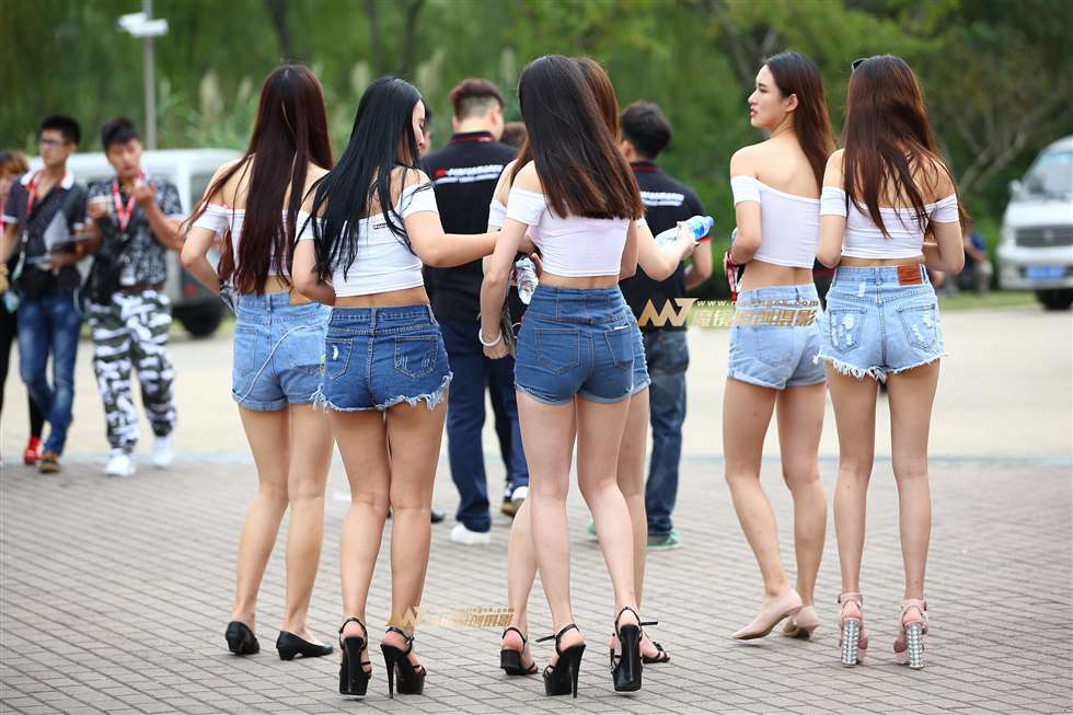 图片[2]-白衣色抹胸热裤少女-街拍流行馆