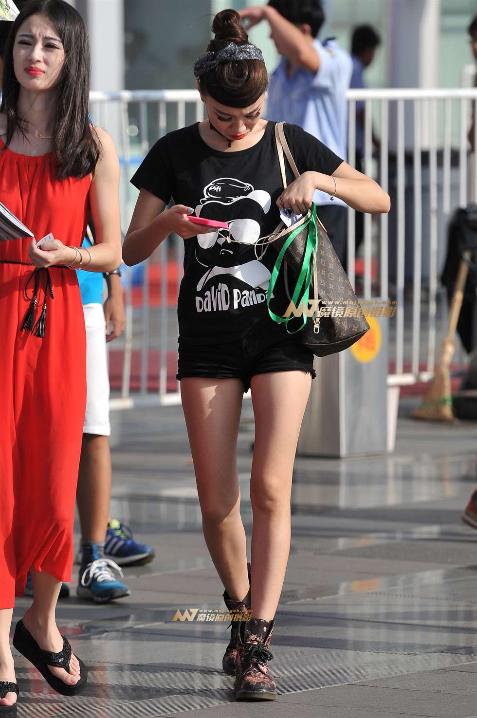 图片[1]-散场时两位美女-街拍流行馆