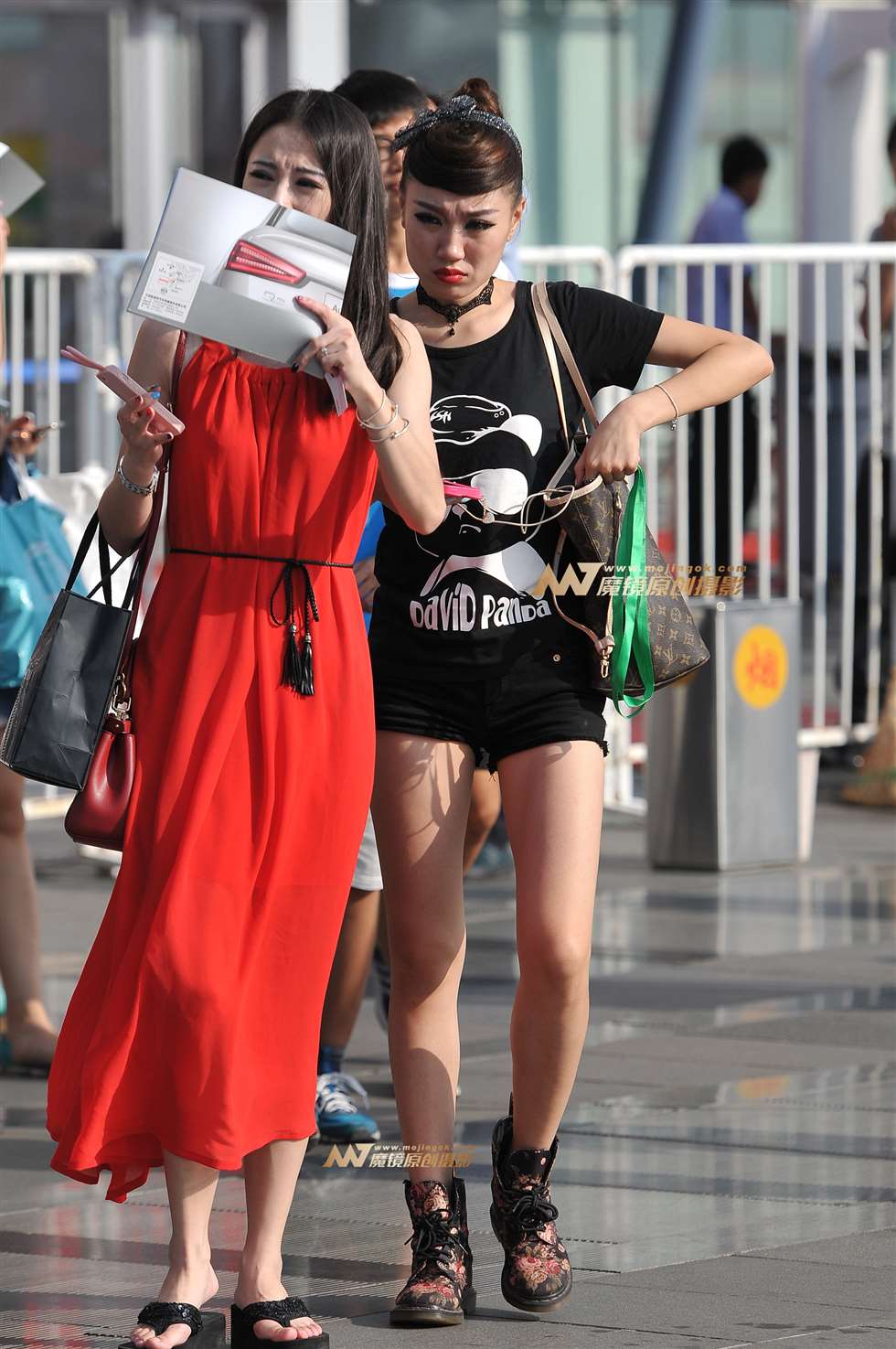 图片[3]-散场时两位美女-街拍流行馆