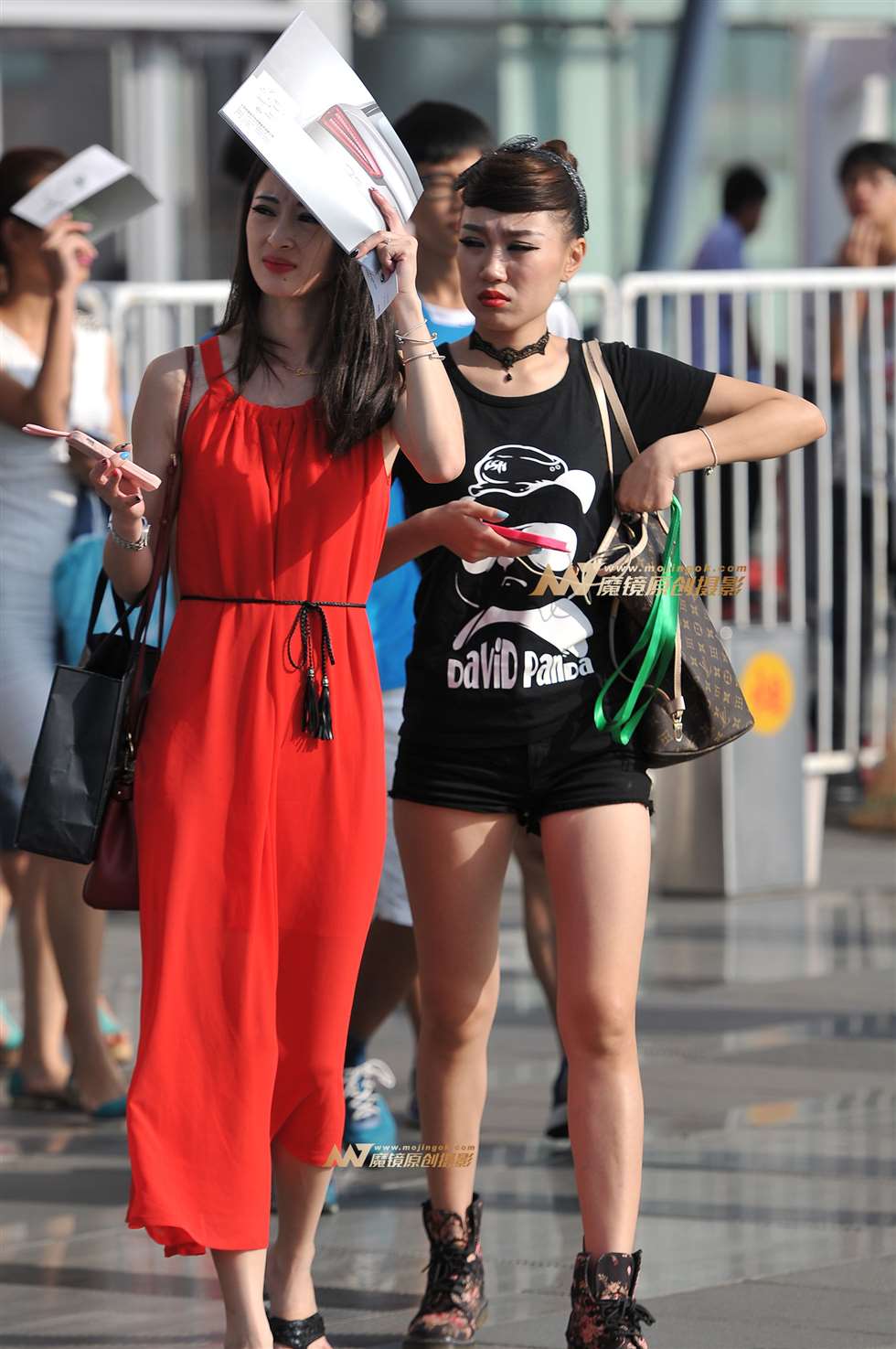 图片[4]-散场时两位美女-街拍流行馆
