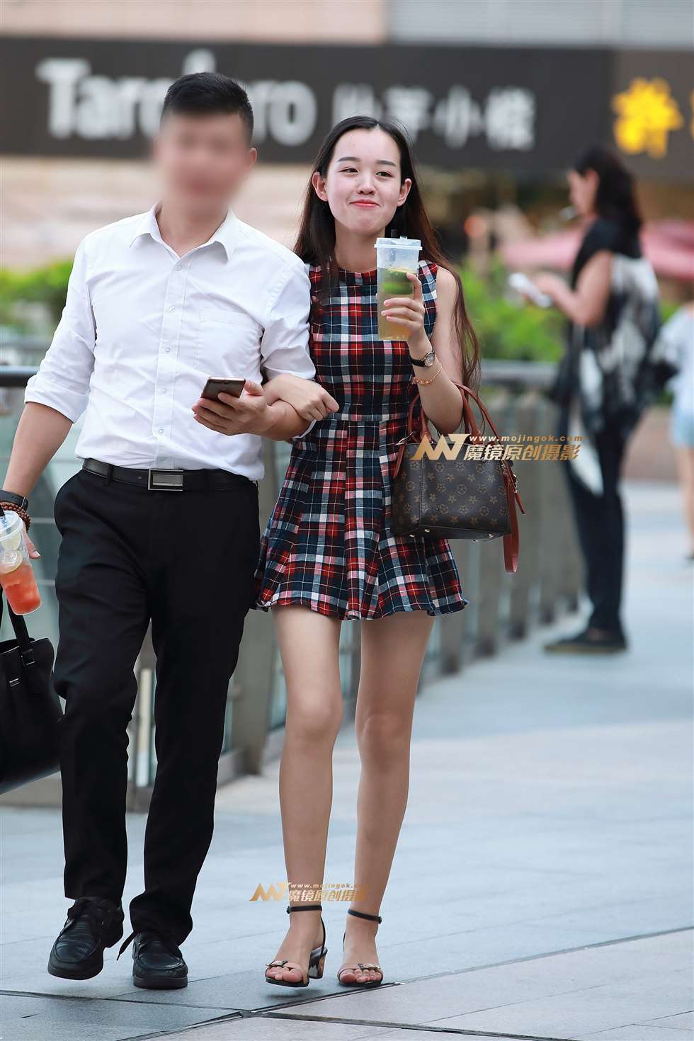 图片[1]-连衣裙，裸腿，美女-街拍流行馆