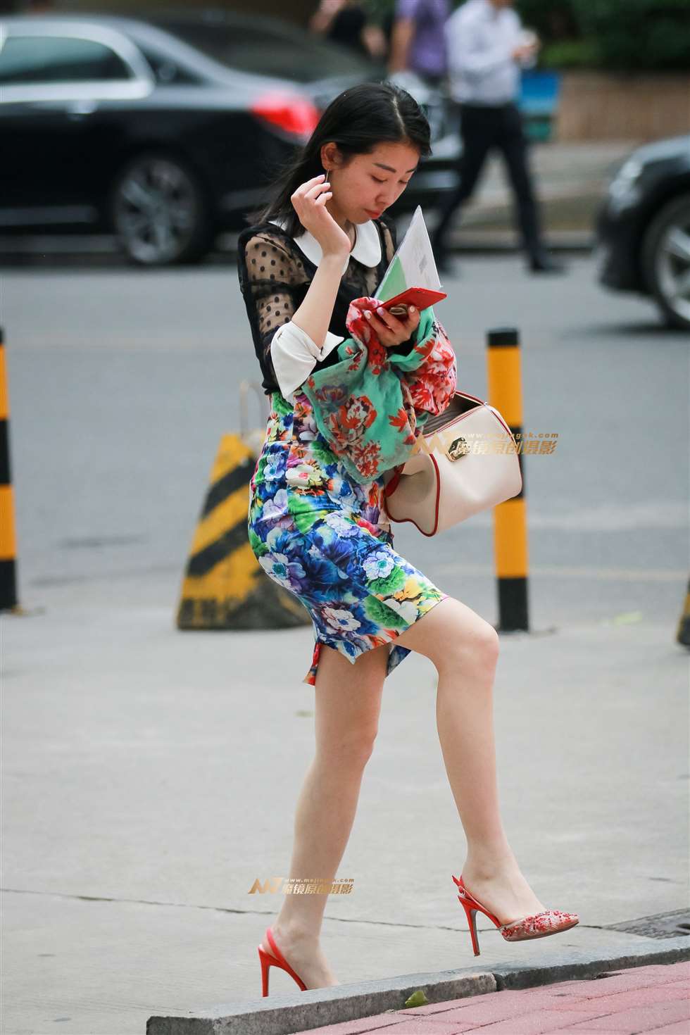 图片[1]-婀娜多姿的白领少妇 美腿很诱人-街拍流行馆