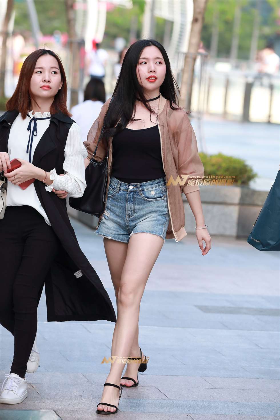 图片[1]-热裤，美腿，凉高，清秀美女-街拍流行馆