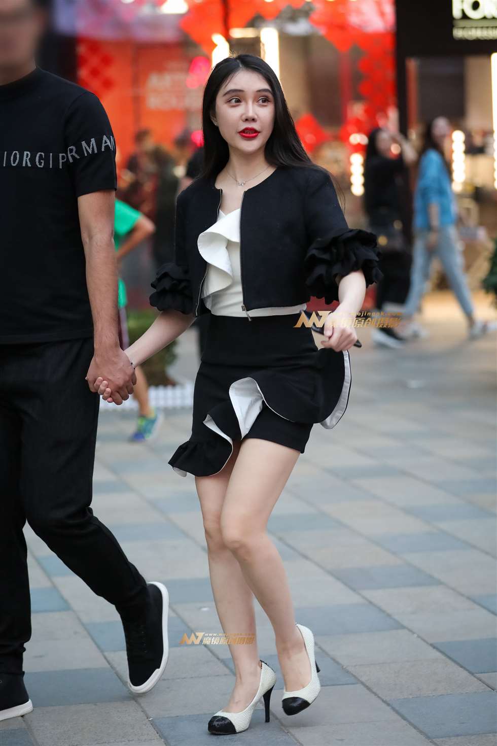 图片[1]-时尚连衣短裙美女,一双美腿很吸睛-街拍流行馆