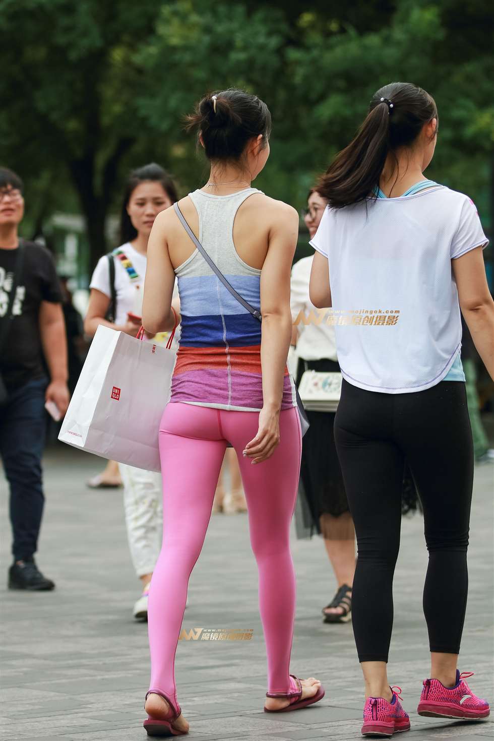 图片[1]-养眼贴身的紧身裤 美不胜收!-街拍流行馆