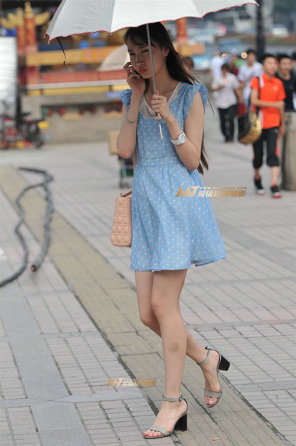 图片[1]-清丽脱俗的蓝裙美女-街拍流行馆