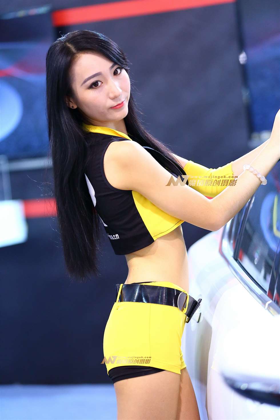 图片[3]-黄色紧身服车模-街拍流行馆