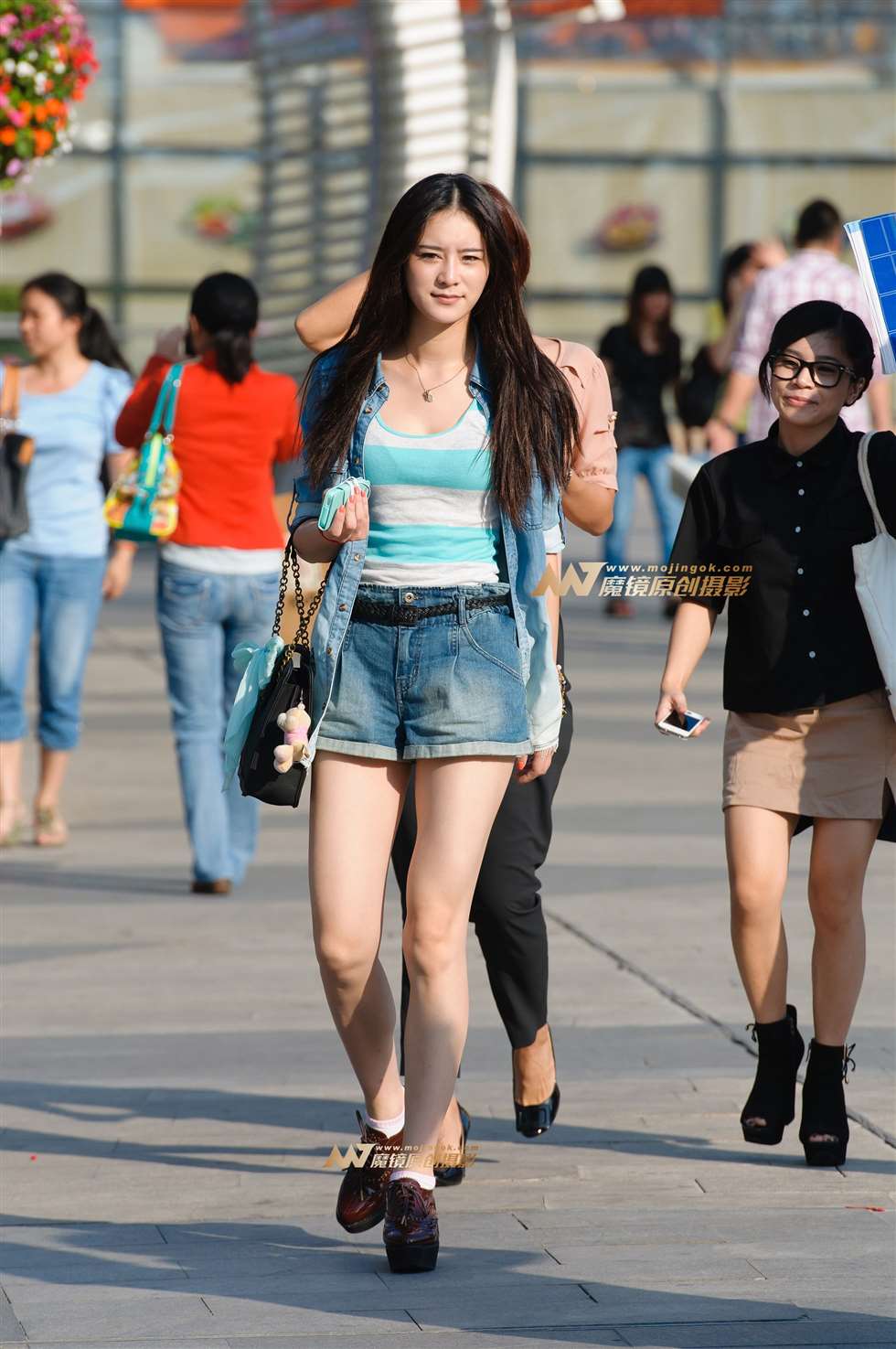 图片[1]-小姐姐有点不好意思-街拍流行馆