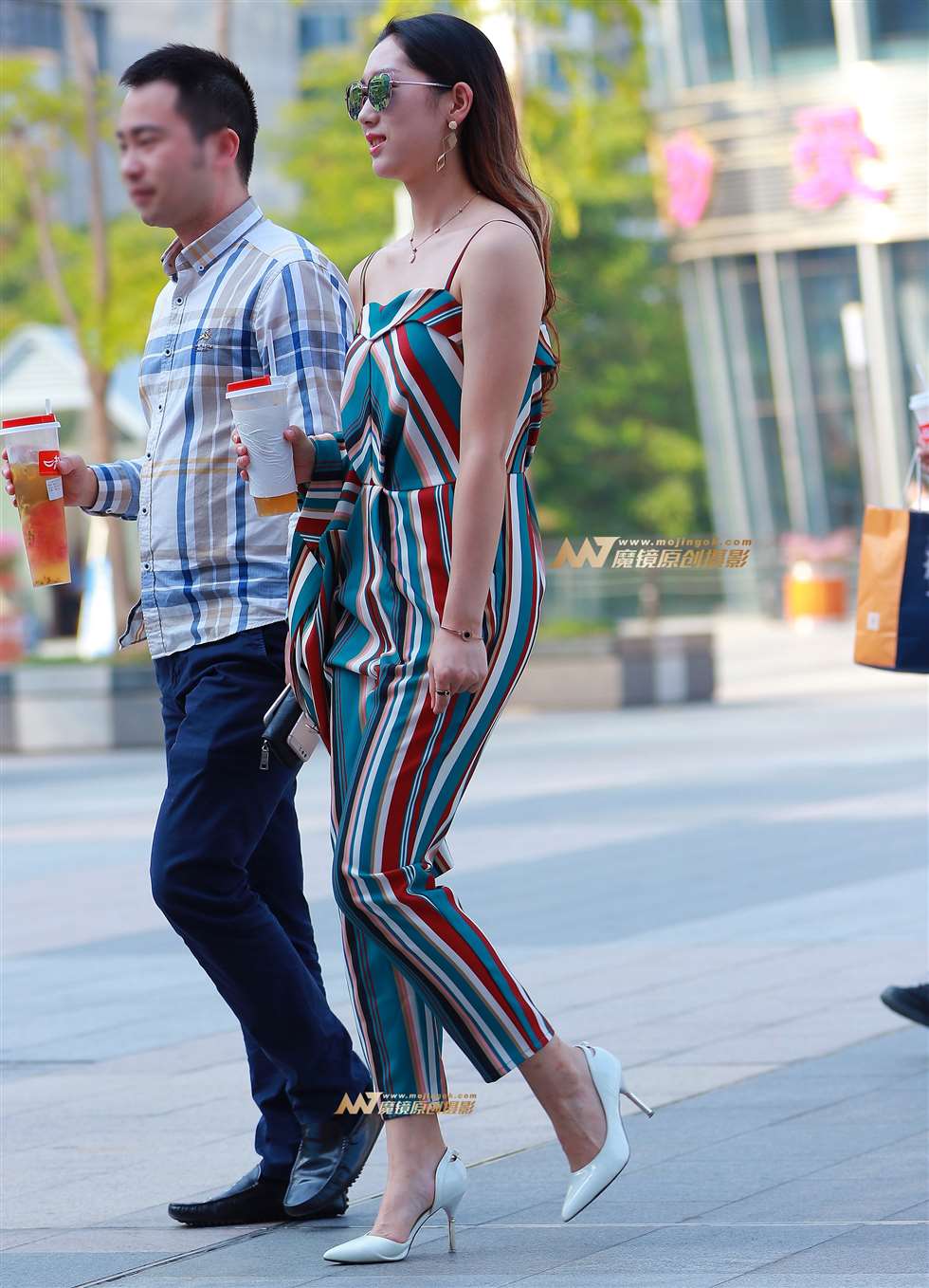 图片[1]-高雅 性感 吊带 条纹连体服 细高跟美女-街拍流行馆