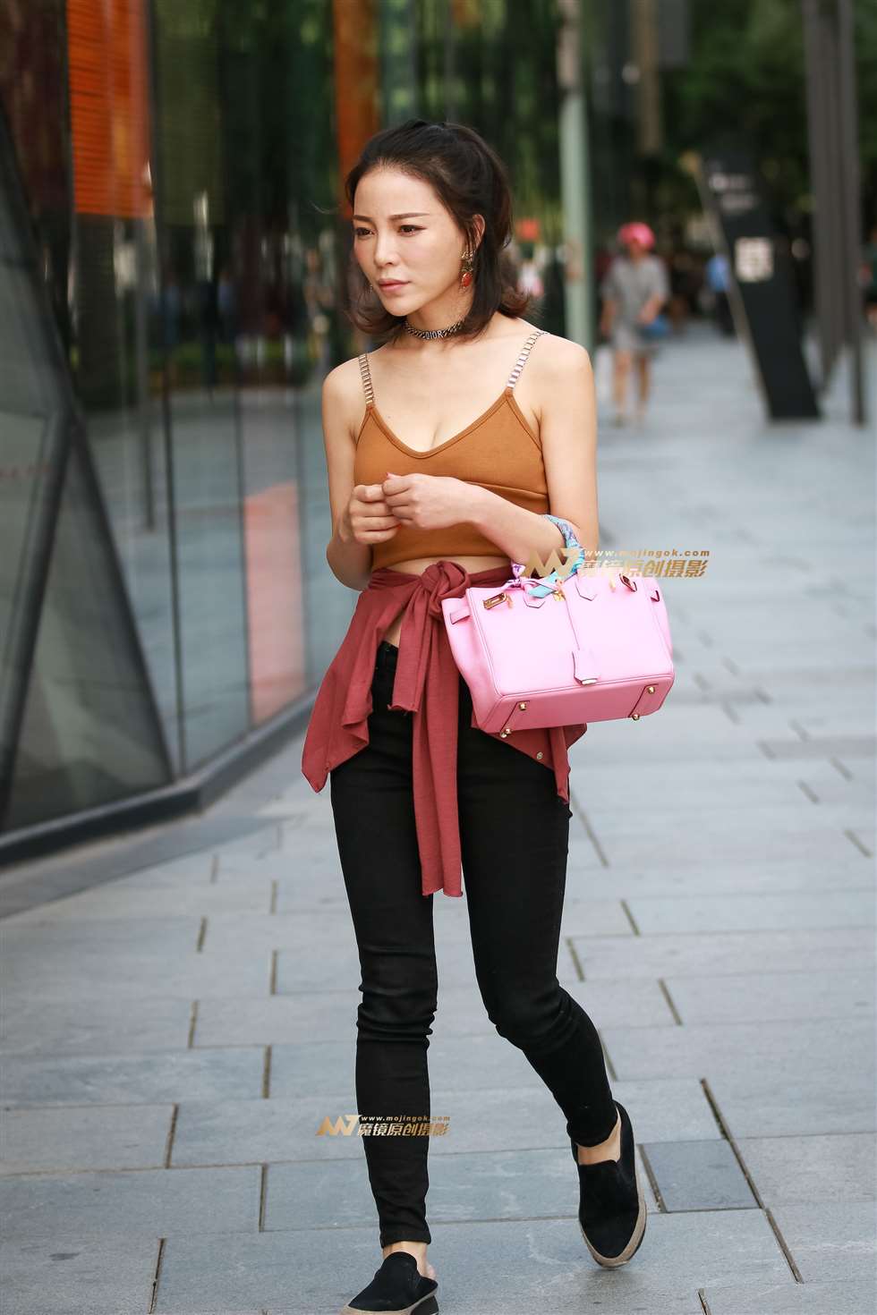 图片[2]-低胸少妇-街拍流行馆