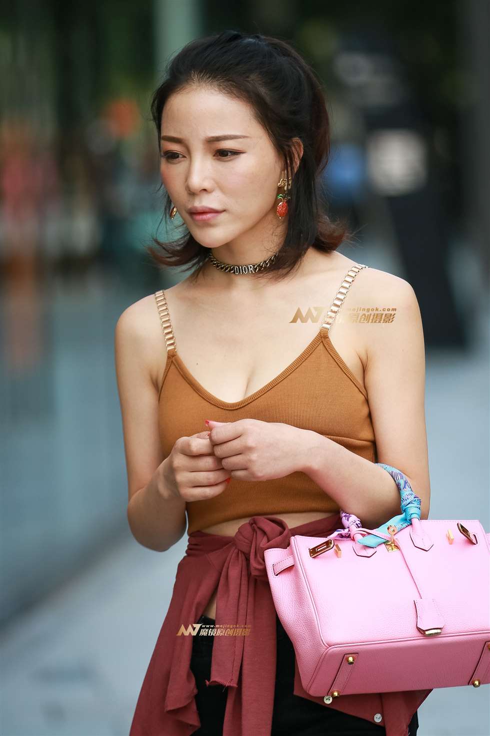 图片[5]-低胸少妇-街拍流行馆