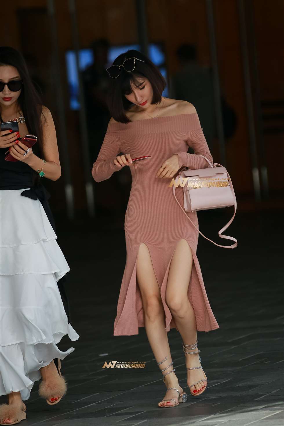 图片[1]-小姐姐的修身连衣裙美极了-街拍流行馆