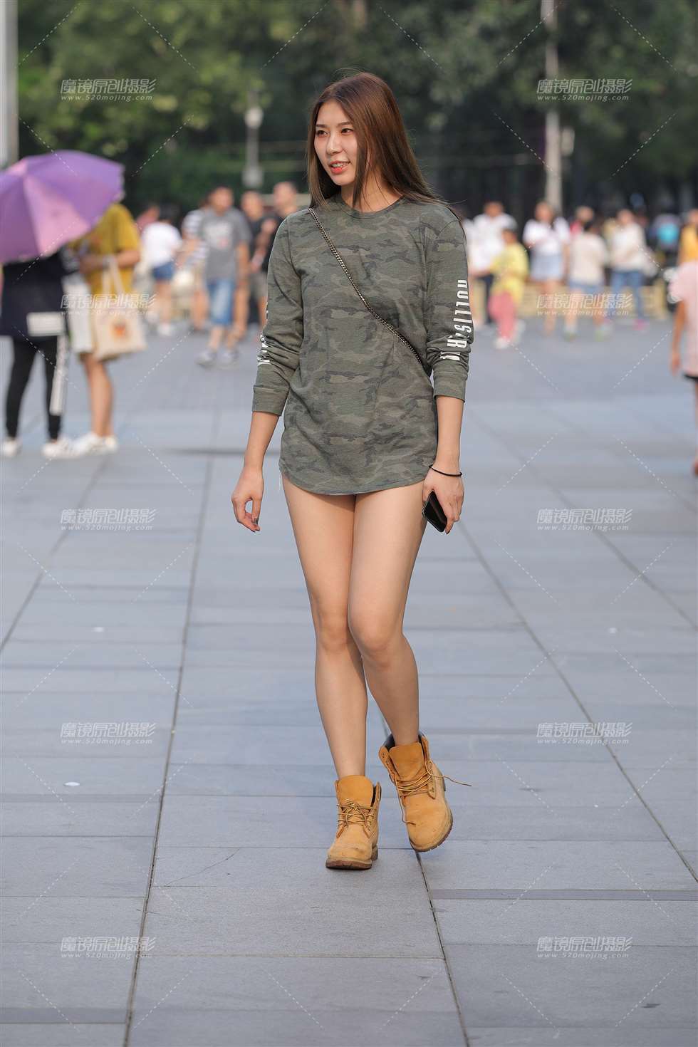 图片[1]-热裤，大白腿美女-街拍流行馆