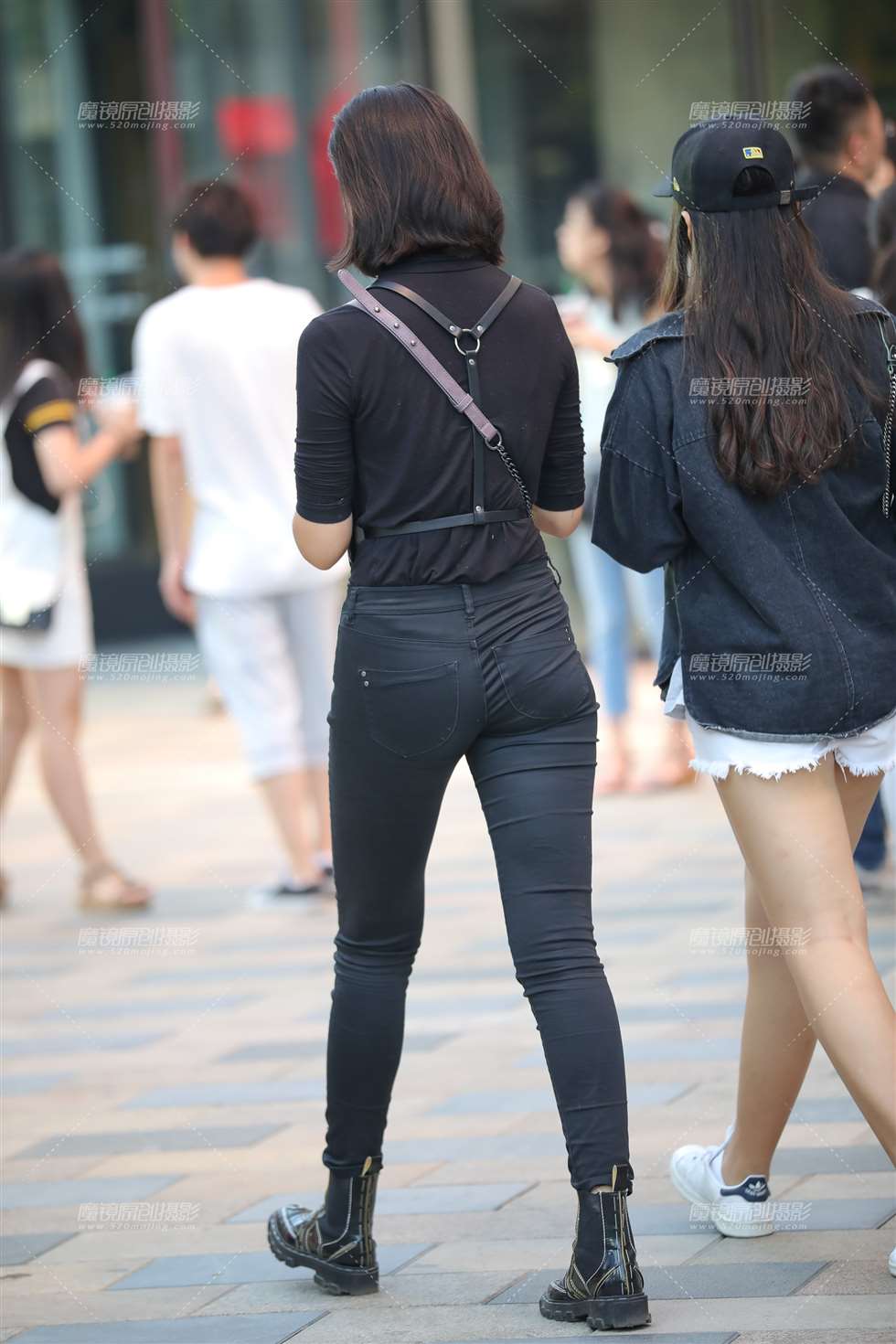 图片[2]-带点酷劲的紧牛妹纸-街拍流行馆