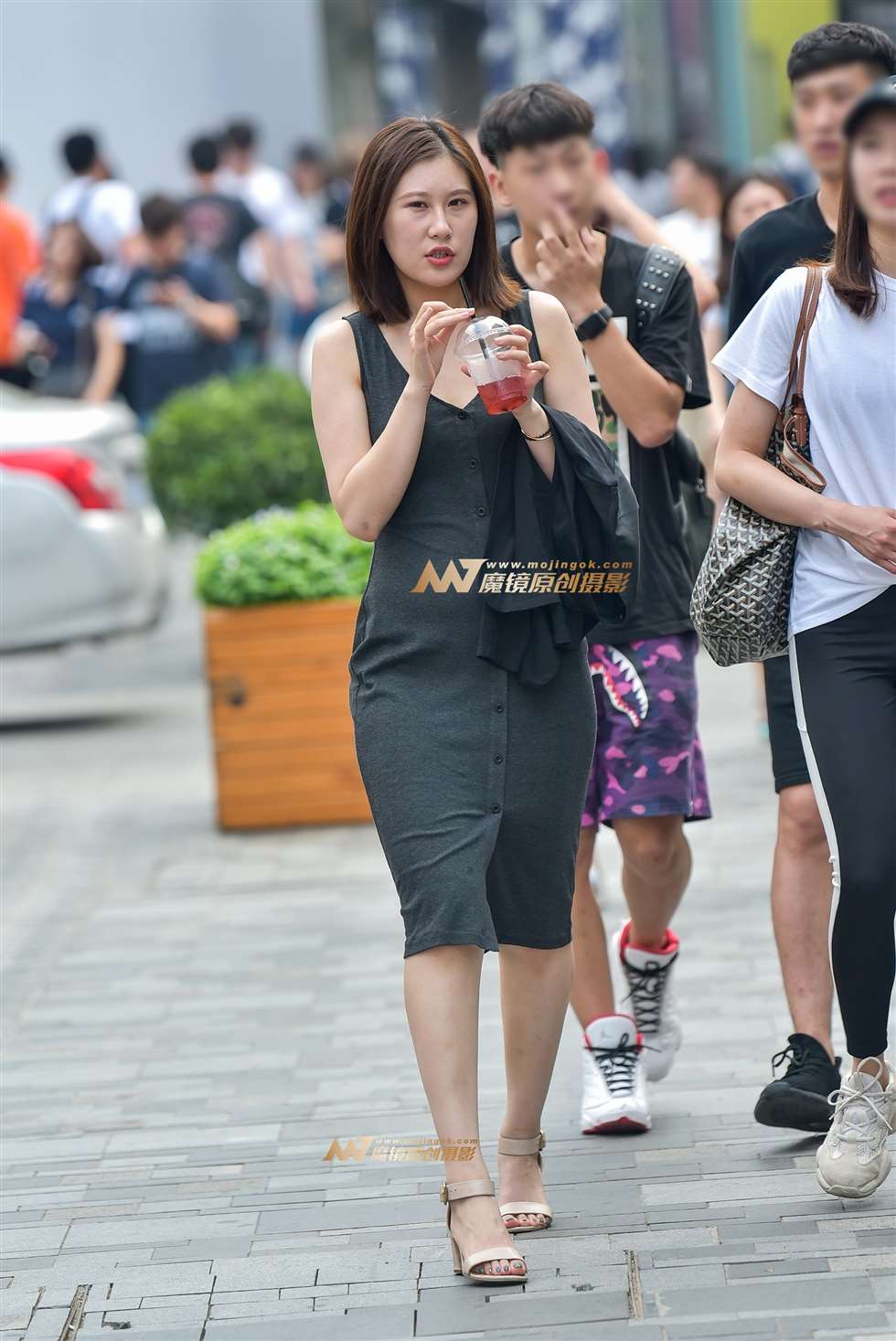 图片[3]-喝凉茶的贴身开衩裙女郎-街拍流行馆