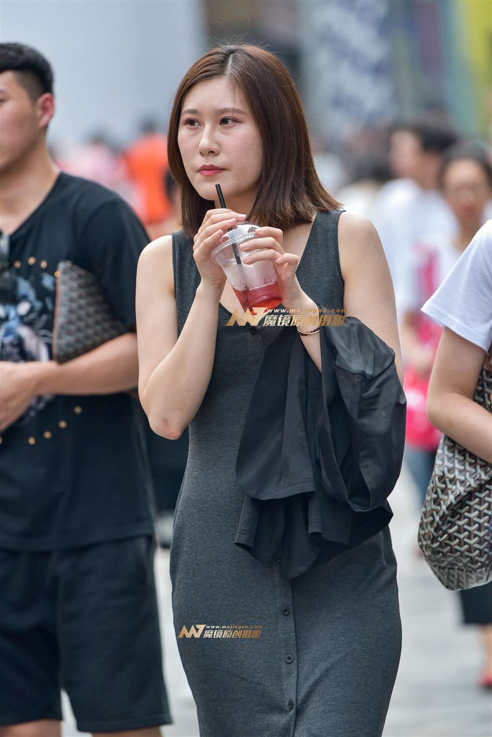 图片[1]-喝凉茶的贴身开衩裙女郎-街拍流行馆