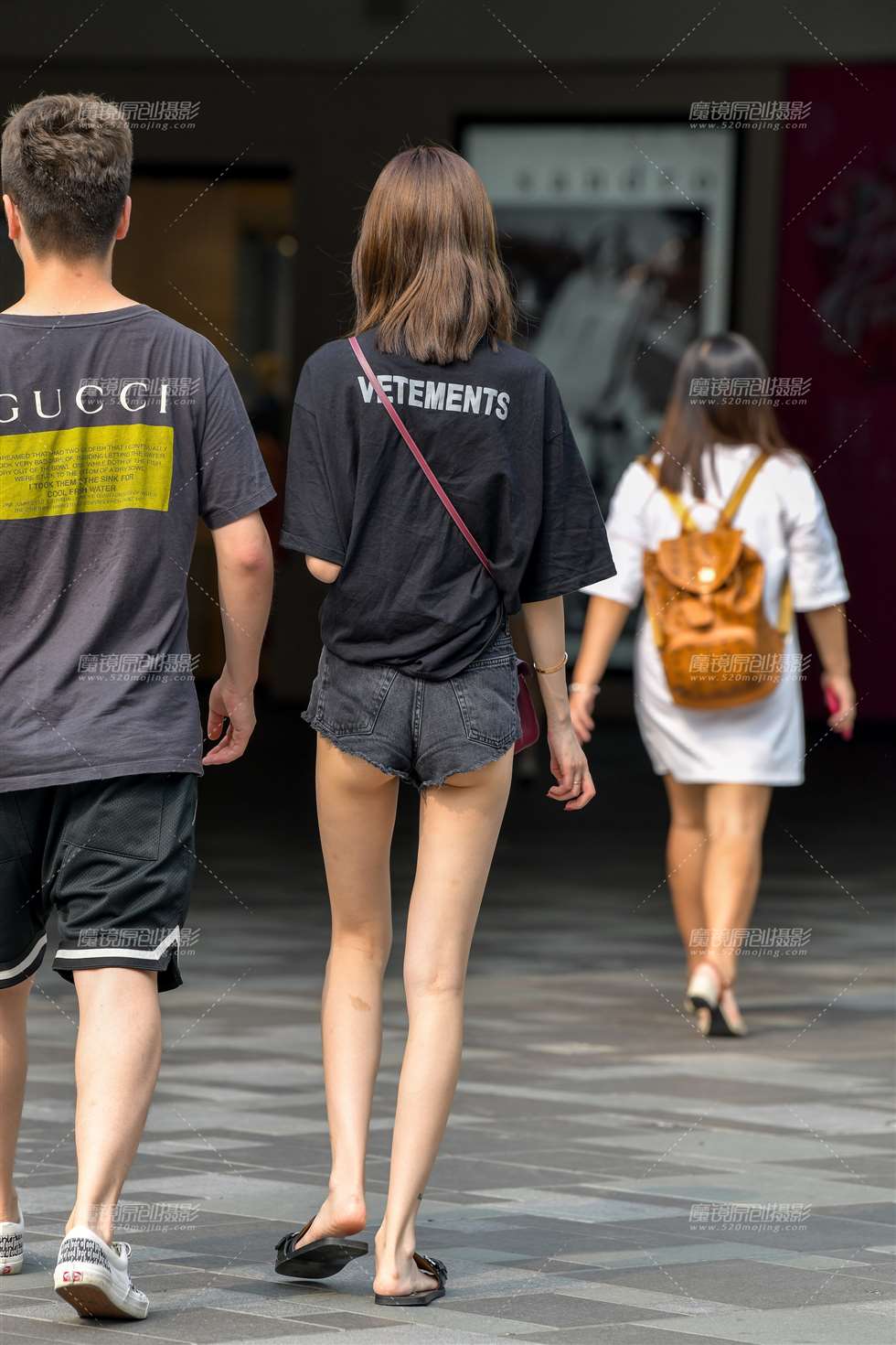图片[2]-苗条热裤长腿美女-街拍流行馆