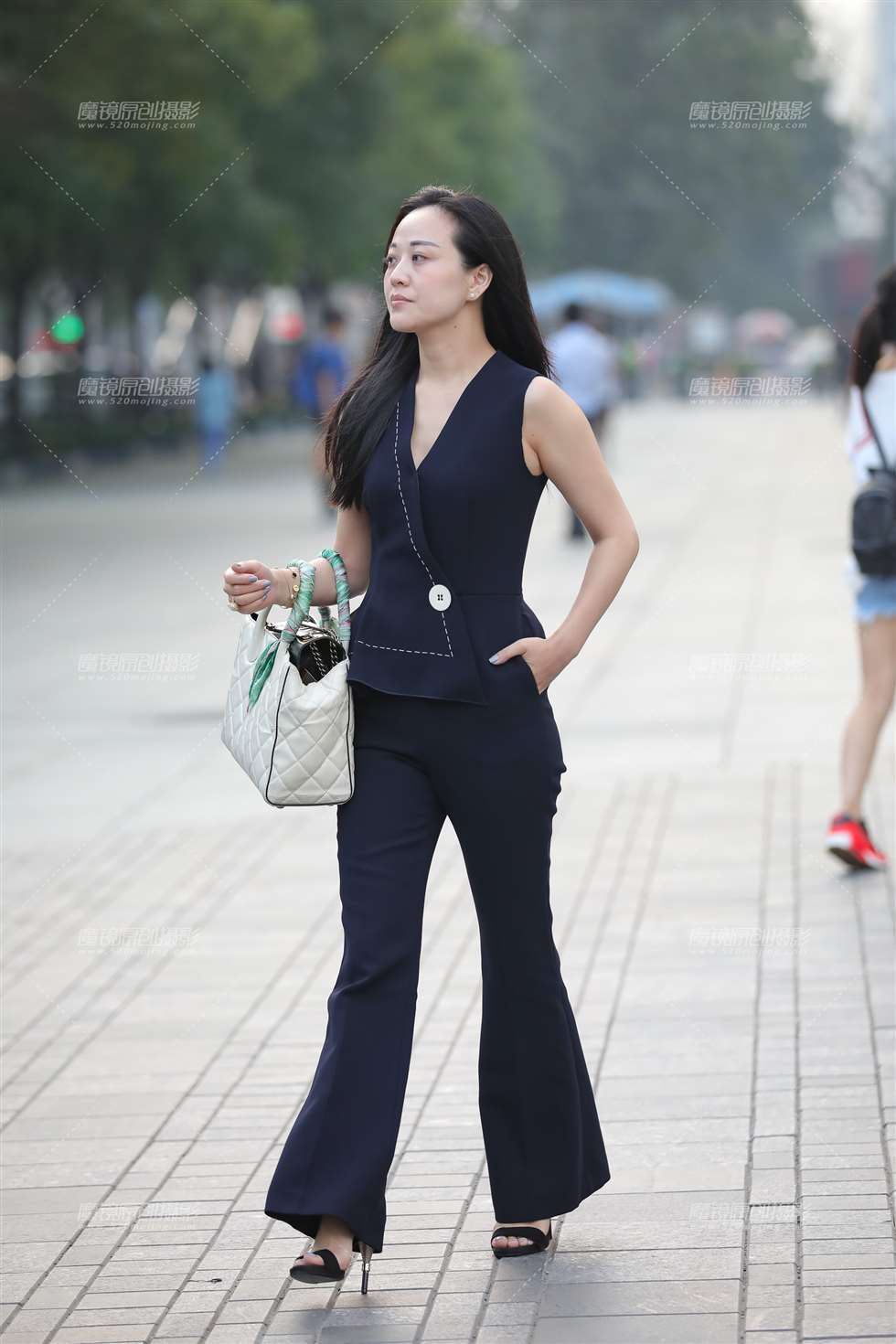 图片[1]-颇有气场的**-街拍流行馆