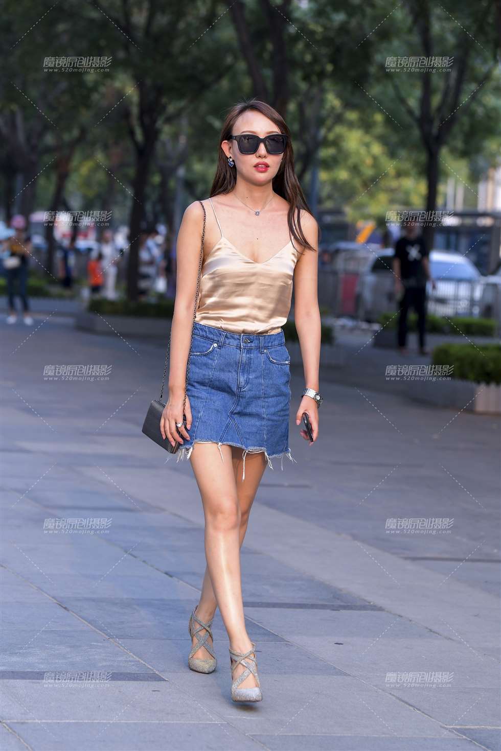 图片[1]-性感吊带牛仔裙美女-街拍流行馆