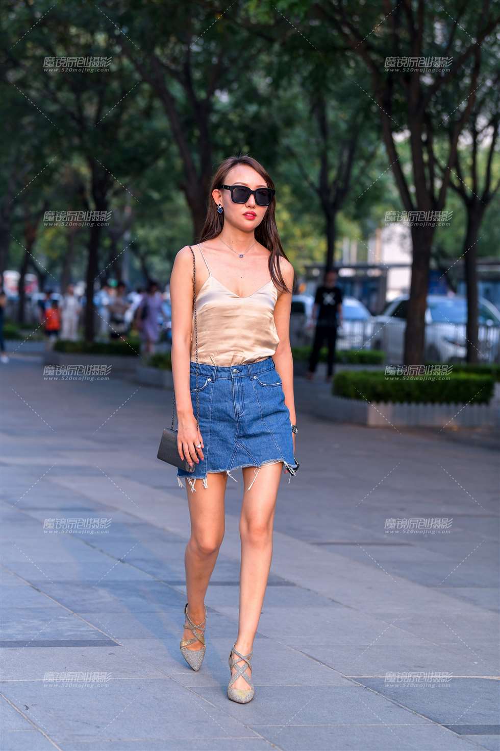 图片[5]-性感吊带牛仔裙美女-街拍流行馆