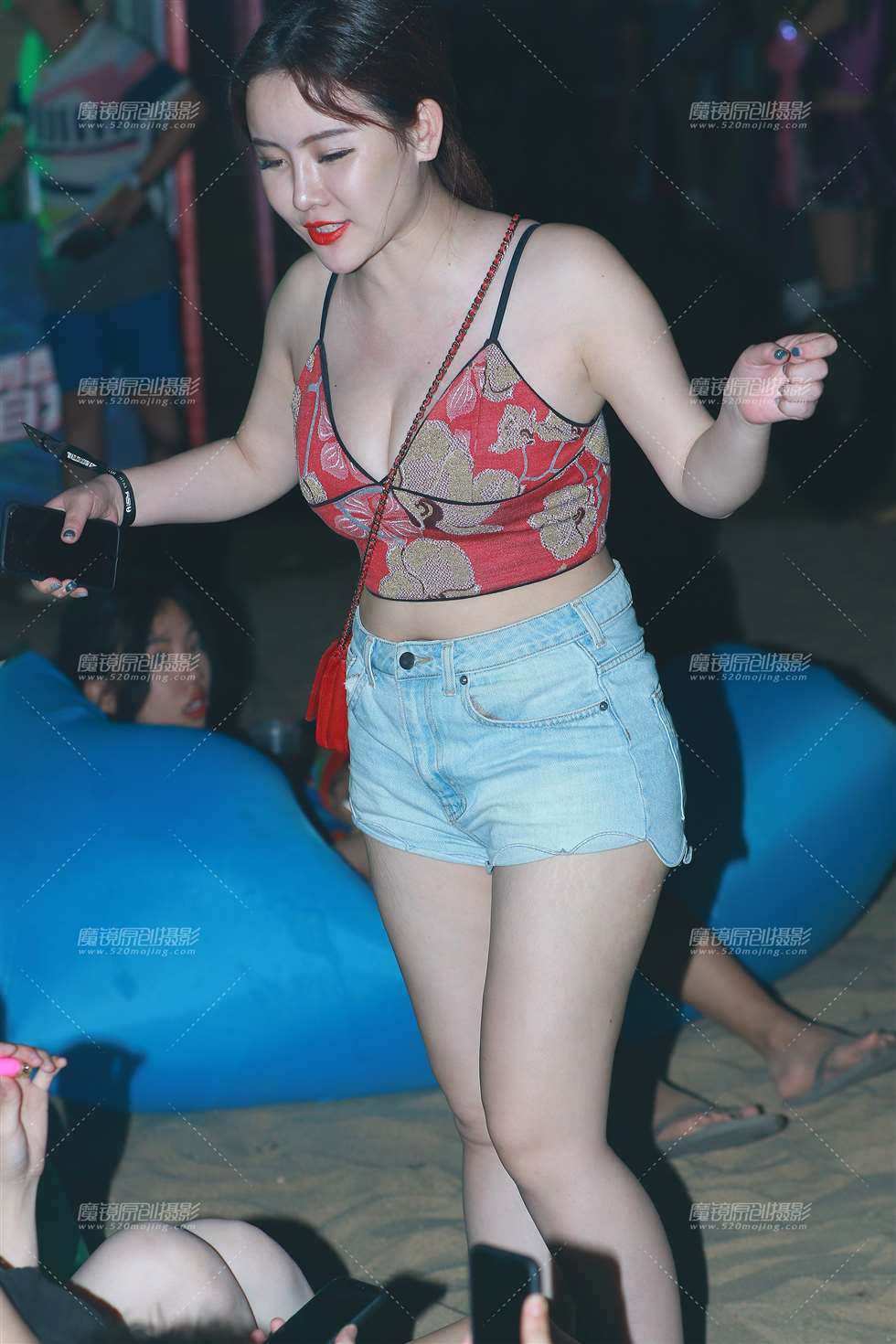 图片[1]-夜闪，性感丰满美女-街拍流行馆
