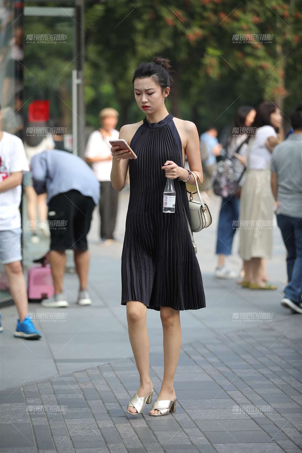 图片[1]-气质长裙美眉-街拍流行馆