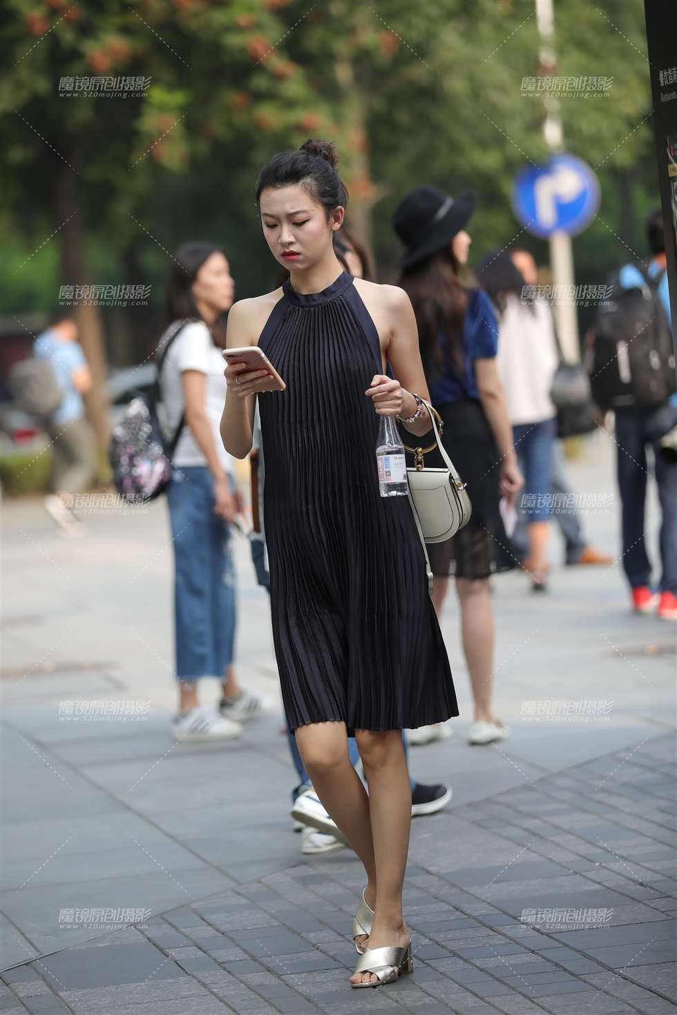 图片[3]-气质长裙美眉-街拍流行馆