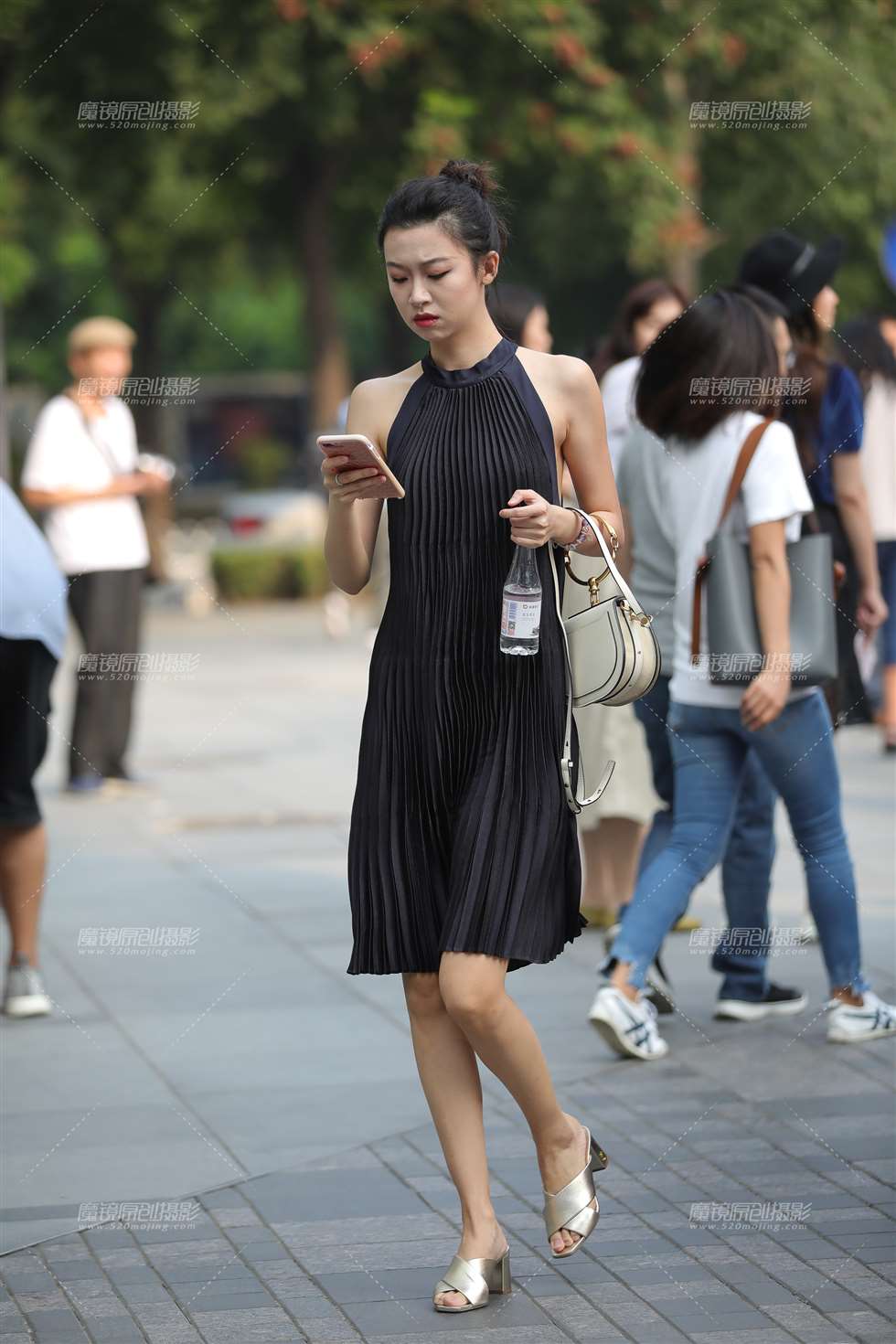 图片[4]-气质长裙美眉-街拍流行馆