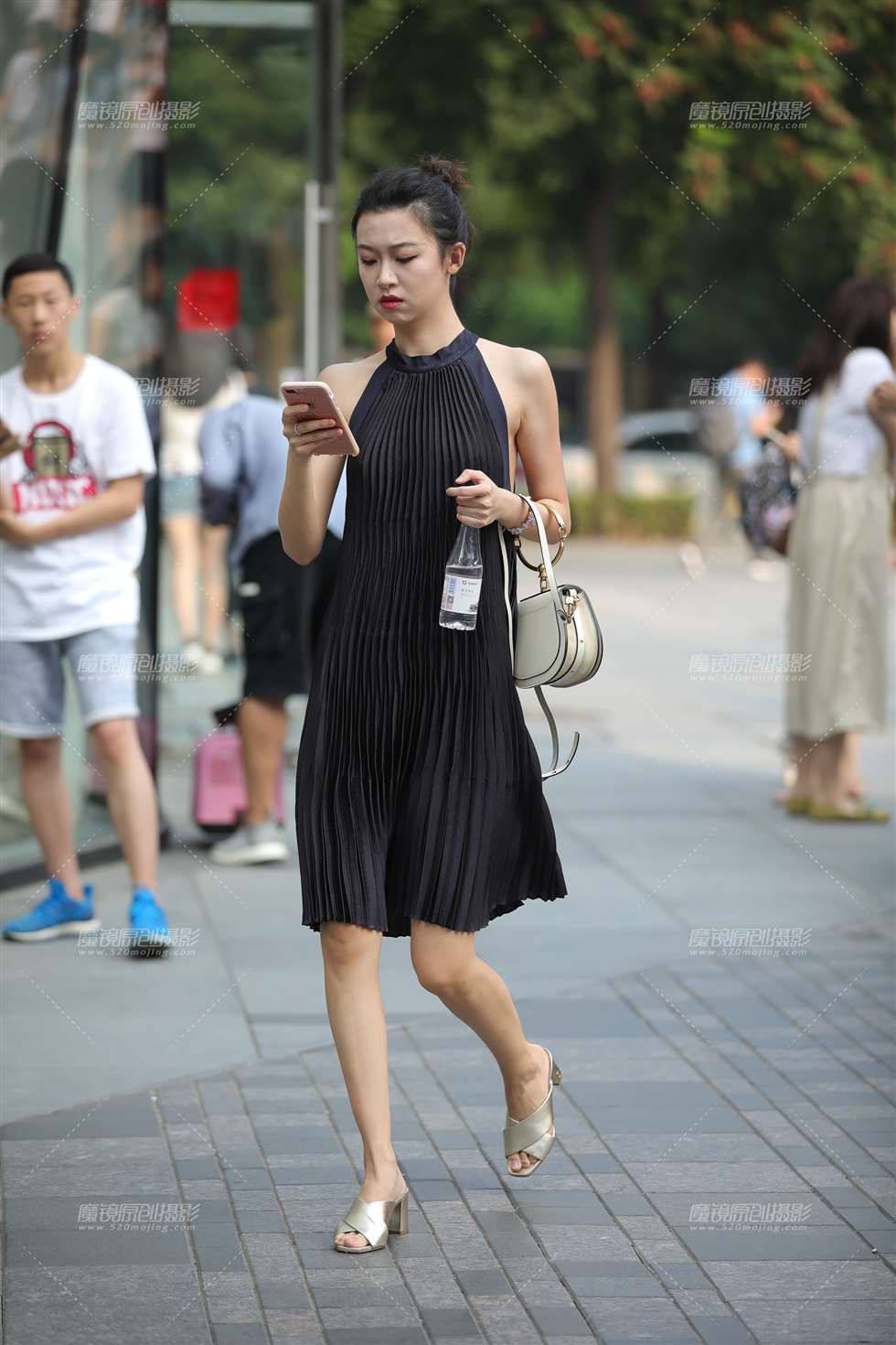 图片[5]-气质长裙美眉-街拍流行馆
