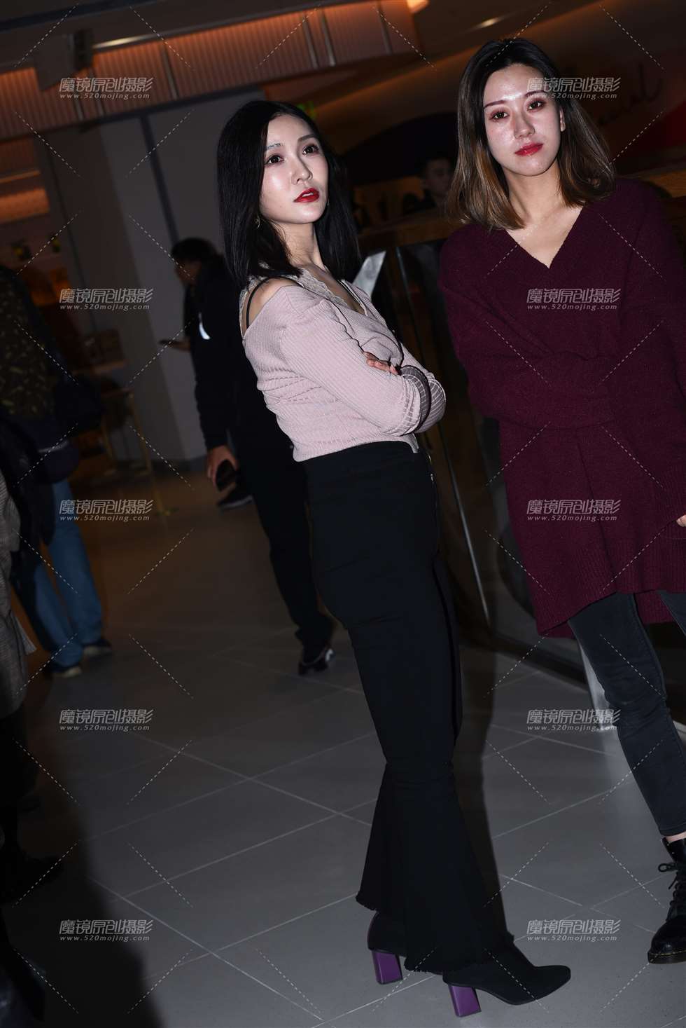 图片[1]-黑裤气质女-街拍流行馆