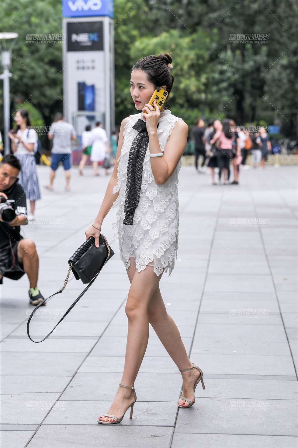 图片[1]-白裙高跟鞋美女-街拍流行馆